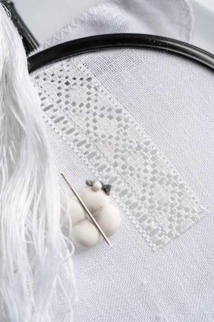 haftowane wzory na tkaninie